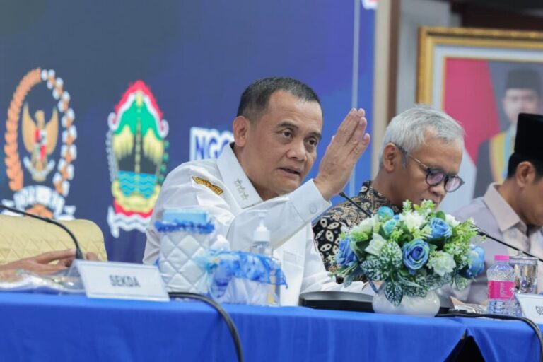 Pj Gubernur Jawa Tengah Nana Sudjana memberikan arahan tegas terkait rendahnya kontribusi BUMD terhadap Pendapatan Asli Daerah Jateng dalam rapat evaluasi.