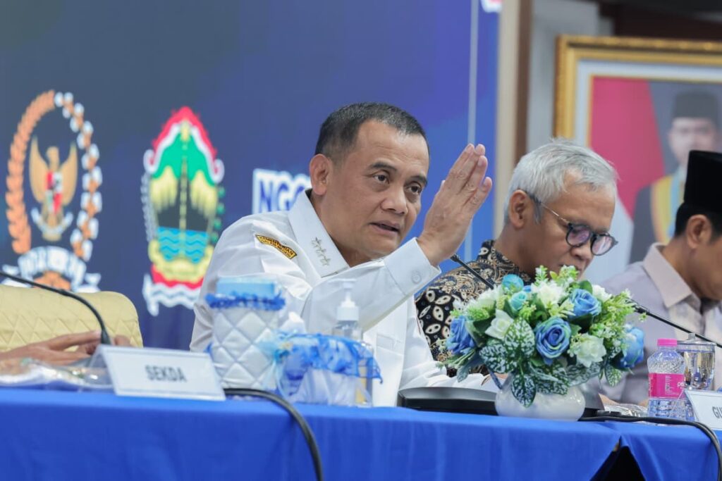 Pj Gubernur Jawa Tengah Nana Sudjana memberikan arahan tegas terkait rendahnya kontribusi BUMD terhadap Pendapatan Asli Daerah Jateng dalam rapat evaluasi.