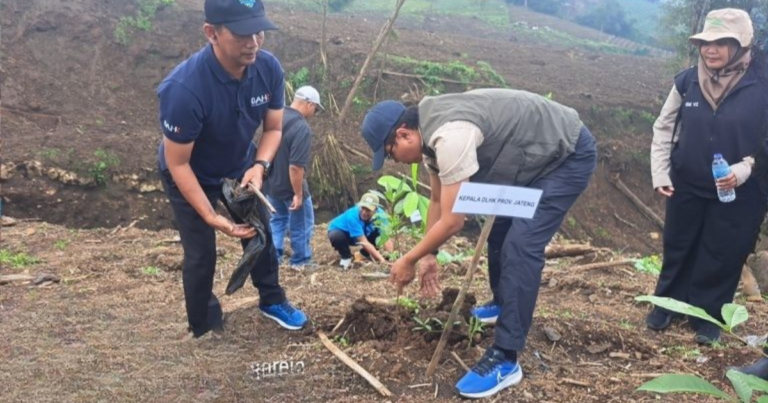 Pejabat Pertamina (diduga Ahmad Luthfi) memberikan keterangan pers di area industri.