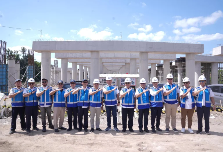 Kepala Kanwil BPN Jawa Tengah sedang memberikan arahan tegas dalam rapat koordinasi pembebasan lahan untuk proyek Tol Solo-Yogyakarta di Klaten, didampingi Sekda Jateng. Pejabat Jasa Marga terlihat di latar belakang.