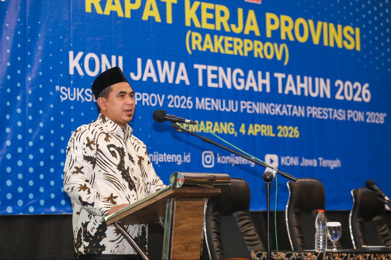 Taj Yasin Maimoen memberikan sambutan di mimbar pada Rakerprov KONI Jateng terkait persiapan dan Anggaran Porprov Jateng 2026.