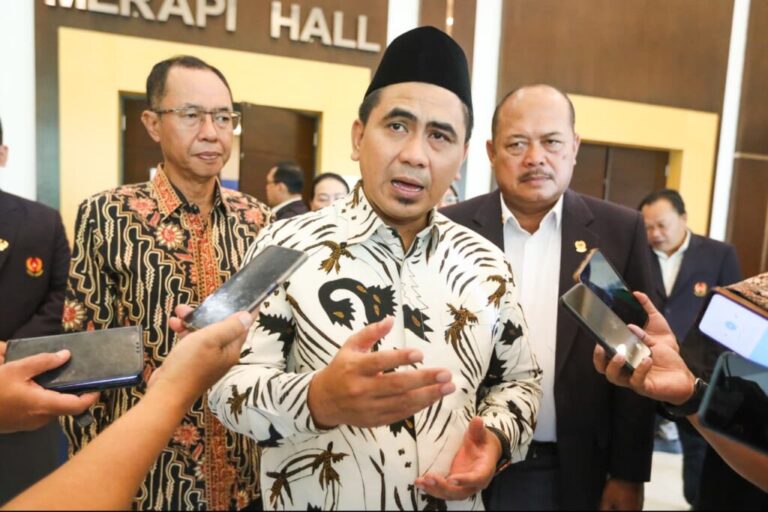 Taj Yasin Maimoen memberikan keterangan pers kepada wartawan terkait efisiensi Anggaran Porprov Jateng 2026 di sela Rakerprov KONI Jateng.