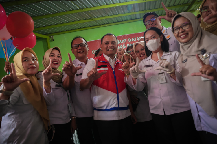 Gubernur Jateng Ahmad Luthfi bersama warga dan tenaga kesehatan Puskesmas Klaten.