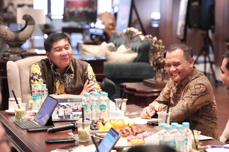 Menteri PKP Maruarar Sirait dan Gubernur Jateng Ahmad Luthfi tampak tersenyum dalam rapat koordinasi percepatan program perumahan di Jakarta.