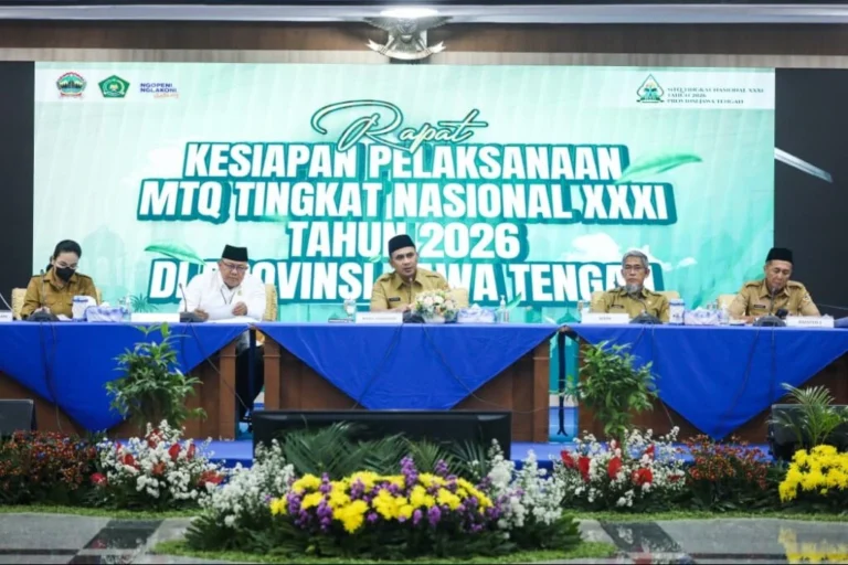 Bertindaklah sebagai Ahli Strategi Konten Visual dan Jurnalis Data senior. Tugas Anda adalah menganalisis draf berita yang telah saya unggah di sumber ini dan mengekstrak informasi paling krusial untuk diubah menjadi kerangka infografis (infographic wireframe) yang memikat, informatif, dan melengkapi narasi berita utama. [Instruksi Khusus] Analisis teks berita tersebut dan buatkan draf konten infografis dengan struktur berikut: 1. JUDUL INFOGRAFIS: Berikan 3 opsi judul utama yang singkat, kuat (punchy), dan ramah SEO (mengandung kata kunci utama berita). Judul tidak boleh lebih dari 5-7 kata. 2. RINGKASAN/LEAD (Sub-judul): 1-2 kalimat pengantar pendek yang merangkum inti berita dan memancing rasa ingin tahu pembaca. 3. DATA & FAKTA KUNCI (Isi Utama): Ekstrak 4 hingga 5 poin data, statistik, proses, atau kutipan terpenting dari berita. Sederhanakan kalimat jurnalistik yang panjang menjadi bullet points singkat (maksimal 15 kata per poin). Saran Visual: Tentukan elemen visual yang cocok untuk merepresentasikan setiap poin (misal: "Gunakan ikon grafik meningkat", "Tampilkan diagram pie", "Ikon kalender/jam"). 4. ALUR TATA LETAK (Layout): Berikan saran format visual yang paling tepat berdasarkan jenis berita ini. Apakah lebih cocok menggunakan gaya Timeline (kronologi), Comparison (perbandingan), Listicle (poin-poin), atau Statistical (fokus angka dominan)? [Konteks & Batasan] Fokus HANYA pada fakta yang ada di dalam dokumen sumber. Jangan berhalusinasi atau menambahkan informasi statistik dari luar dokumen. Pastikan tone tulisan disesuaikan dengan sentimen berita. Jika ini berita dengan sentimen positif atau progresif, gunakan diksi yang optimis dan menginspirasi.