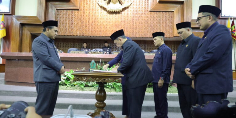 Penandatanganan Berita Acara Persetujuan APBD Jateng 2026 oleh Wakil Gubernur dan Pimpinan DPRD.