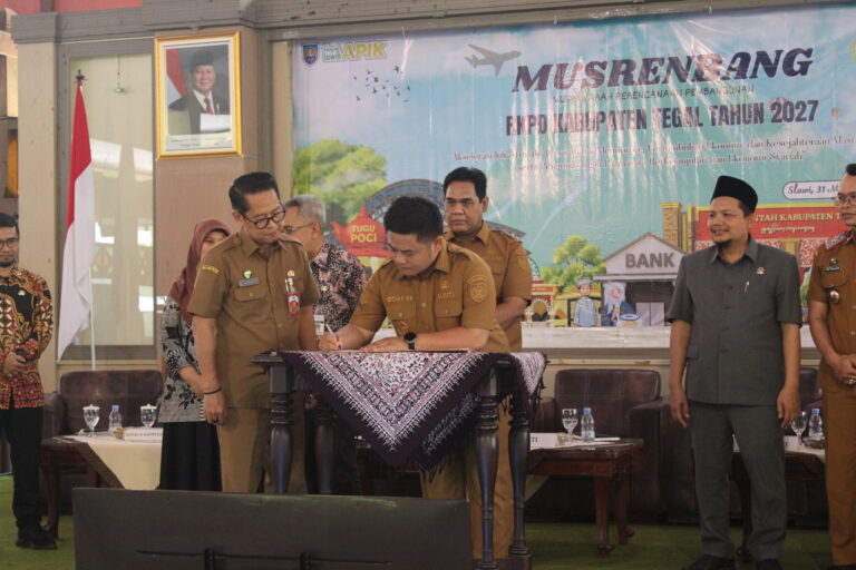 Bupati Tegal Ischak Maulana Rohman menandatangani dokumen hasil Musyawarah Perencanaan Pembangunan (Musrenbang) RKPD 2027 disaksikan jajaran pejabat di Pendopo Amangkurat.