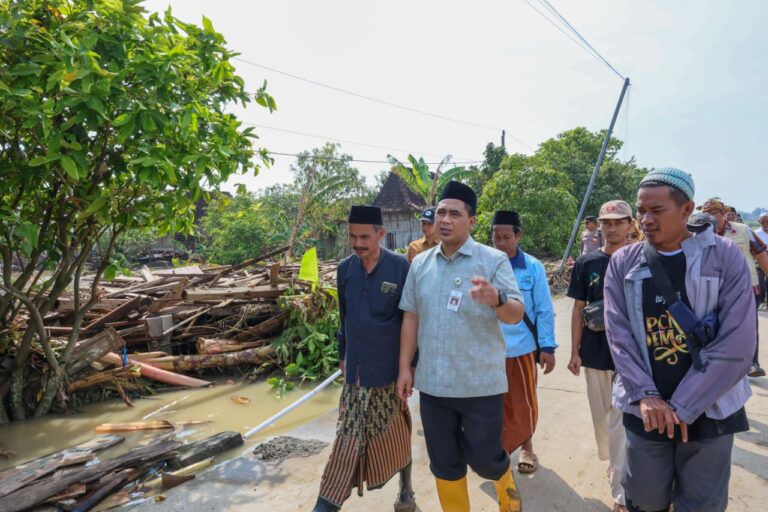 Wakil Gubernur Jawa Tengah Taj Yasin Maimoen memakai sepatu bot meninjau puing-puing rumah warga yang rusak dalam penanganan banjir Demak 2026.