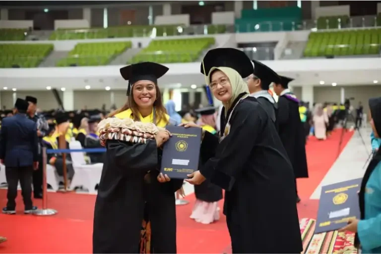 Wisudawati UMS Asal Fiji Kenalkan Baju Tradisional saat Wisuda