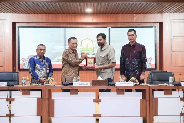 Gubernur Jateng Ahmad Luthfi dan Gubernur Aceh Muzakir Manaf berjabat tangan saat peresmian kerja sama Jateng Aceh senilai Rp1,06 triliun.