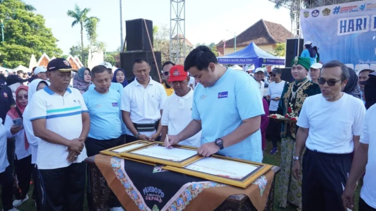 Penandatanganan piagam peresmian program Desa Cantik Jepara di Alun-Alun.