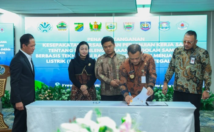 Gubernur Jateng Ahmad Luthfi batik resmi menandatangani dokumen perjanjian kerjasama pengolahan sampah menjadi listrik (PLTSa) Tegal Raya, disaksikan pejabat lain, di depan layar LED di Kementerian Lingkungan Hidup.