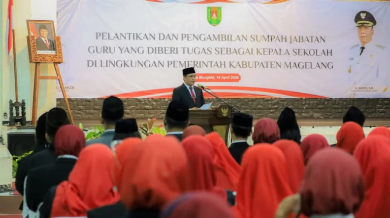 Bupati Magelang Grengseng Pamuji berpidato melantik ratusan kepala sekolah.