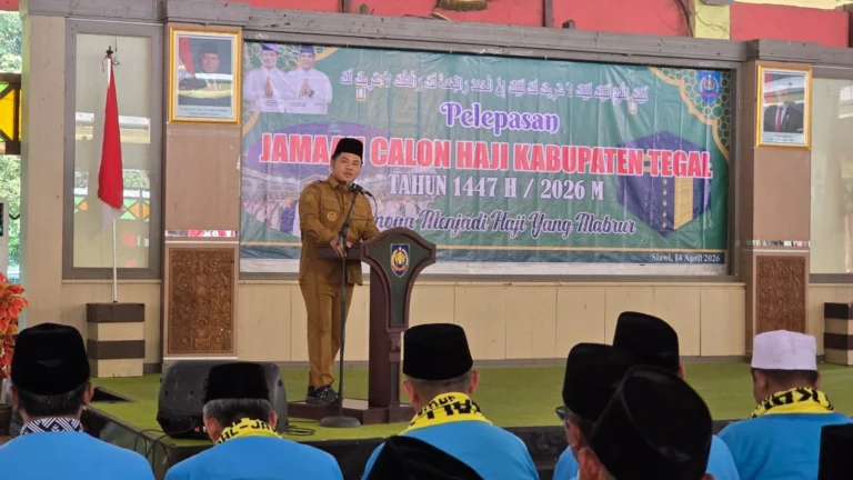 Bupati Tegal Ischak Maulana Rohman memberikan sambutan pada acara pelepasan calon jemaah haji Kabupaten Tegal tahun 1447 H / 2026 M di Slawi.