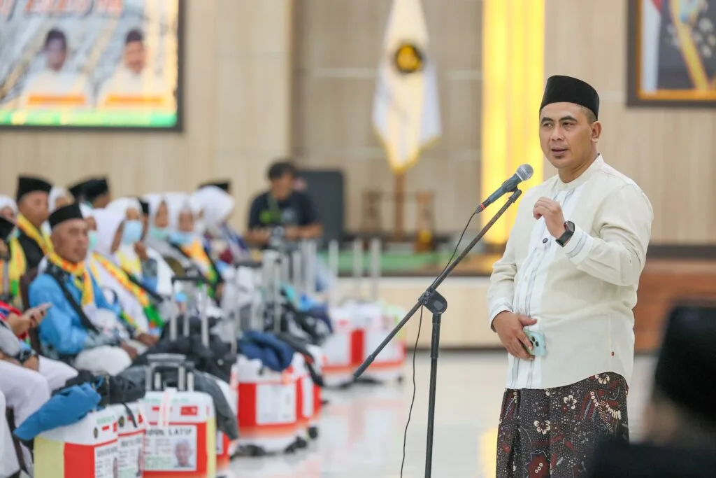Wagub Taj Yasin Maimoen memberikan sambutan pelepasan jemaah Haji Jateng 2026.