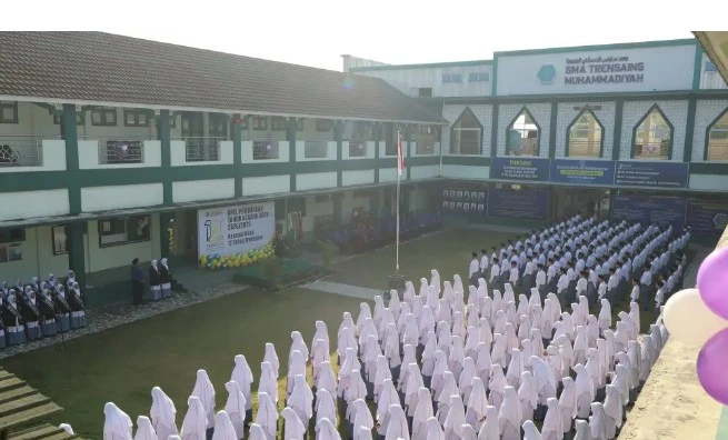 Suasana kedisiplinan ratusan siswa SMA Trensains Muhammadiyah Sragen, sekolah unggulan peraih peringkat pertama SMA terbaik di Jawa Tengah, saat mengikuti apel bendera di halaman utama kampus Pesantren Sains Daarul Fikri.