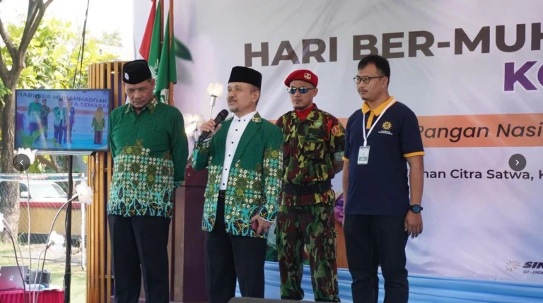 Seorang tokoh Muhammadiyah Semarang dengan kopiah hitam dan batik memegang mikrofon dan berbicara dalam acara Hari Ber-Muhammadiyah di Semarang.