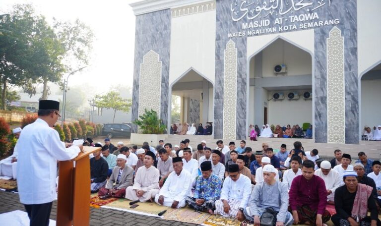 Jemaah mendengarkan khutbah dengan khusyuk di halaman Masjid At-Taqwa Wates Ngaliyan, salah satu lokasi salat Iduladha Muhammadiyah Semarang 2026.