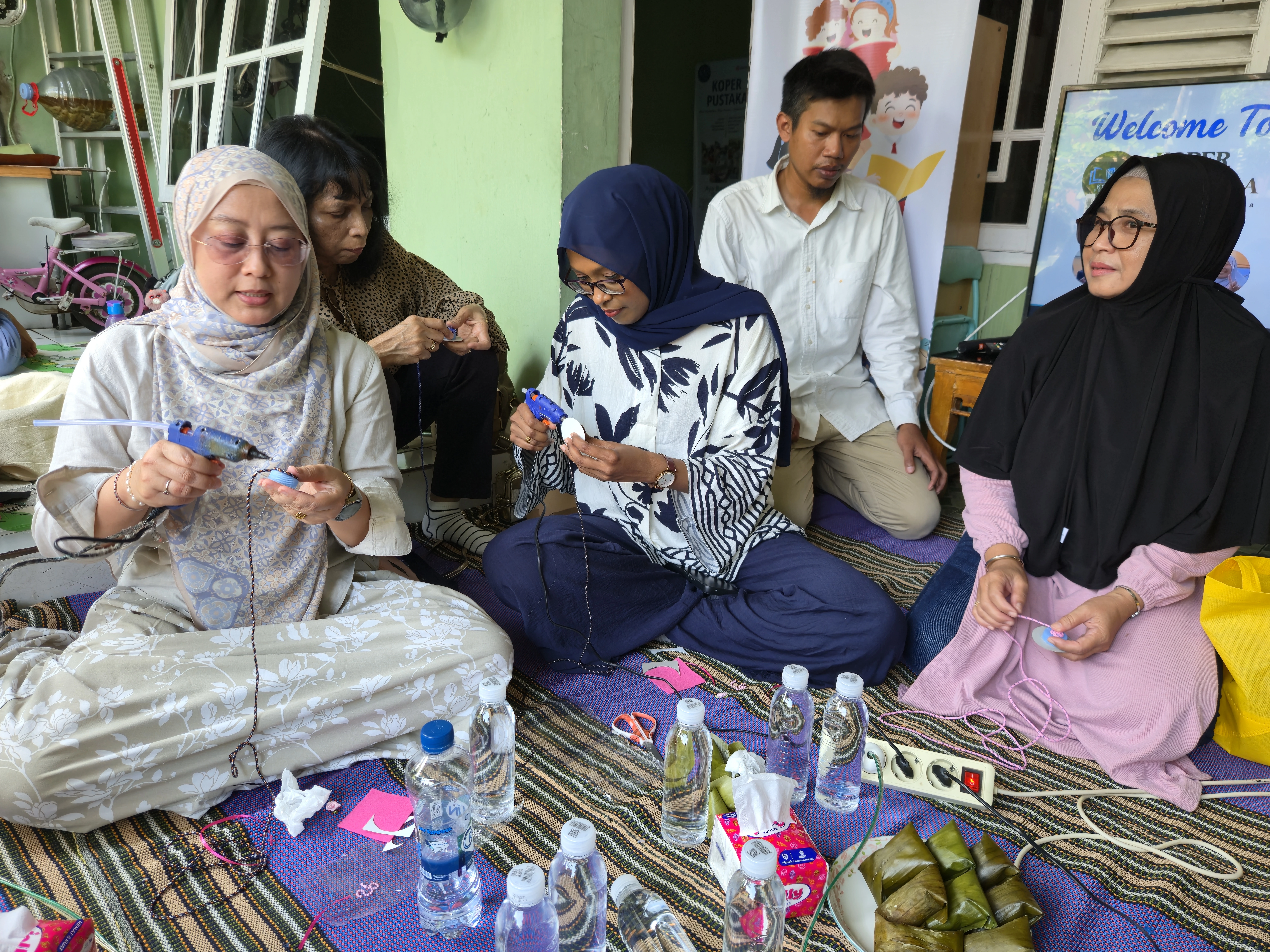 Dosen Universiti Malaya Malaysia membuat kerajinan tangan di rumah baca Koper Pustaka Semarang.