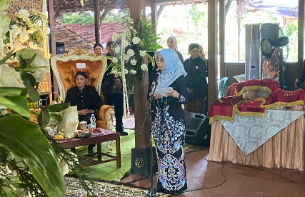 Bupati Demak Eistianah memaparkan kesiapan puncak Grebeg Besar Demak 2026 dan pembagian Tumpeng Songo saat prosesi serah terima Abon-abon di Pendopo Notobratan Kadilangu.