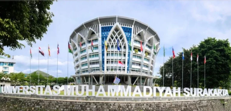 Gedung Induk Siti Walidah Universitas Muhammadiyah Surakarta (UMS) yang berdiri megah sebagai ilustrasi kampus PTS favorit pilihan puluhan ribu calon mahasiswa baru.