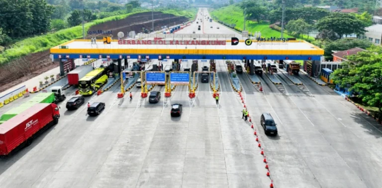 Suasana antrean kendaraan di Gerbang Tol Kalikangkung Semarang, titik keluar masuk utama ruas Batang-Semarang yang terdampak penyesuaian tarif tol Trans Jawa 2026.