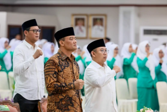 Gubernur Jateng Ahmad Luthfi beserta tokoh lainnya mengepalkan tangan simbol komitmen di depan anggota Fatayat NU Jateng terkait evaluasi tren kasus kekerasan pesantren.