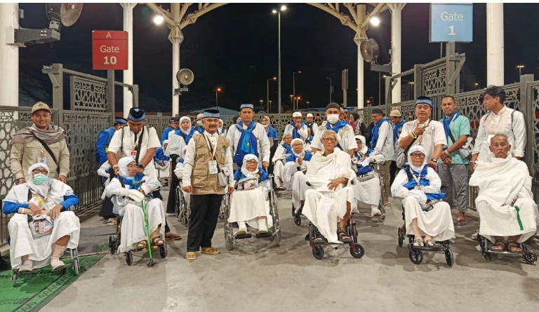 Barisan puluhan jemaah haji Semarang Kloter 28 SOC bersiap mendorong 20 kursi roda lansia untuk umrah wajib di Makkah.