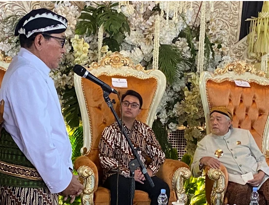 KGPH Adipati Dipokusumo memberikan sambutan di hadapan H.R. Muhamad Cahyo Iman Santoso pada acara tradisi Abon-abon di Kadilangu, Demak, mengenakan pakaian adat Jawa dan memegang mikrofon.