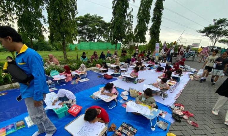 Puluhan anak mewarnai dan membaca di lapak Koper Pustaka Car Free Day Semarang untuk kurangi kecanduan gadget.