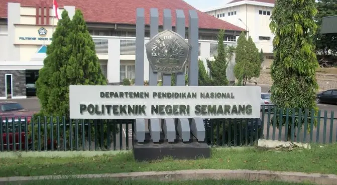 Plang nama Politeknik Negeri Semarang (Polines) sebagai salah satu pilihan utama politeknik negeri di Jawa Tengah pencetak lulusan siap kerja tahun 2026.