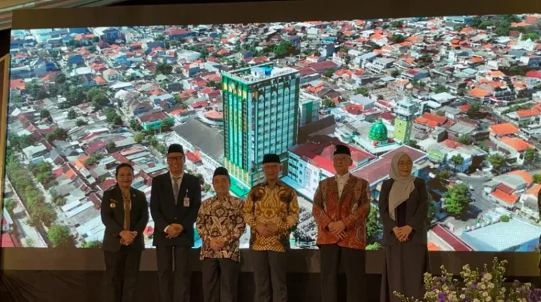 Wali Kota Semarang Agustina Wilujeng, Ketua Umum PP Muhammadiyah Haedar Nashir, dan Direktur Utama RS Roemani dr. Sri Mulyani berpose di depan layar yang menampilkan Ibrahim Tower dalam acara peresmian di Semarang.