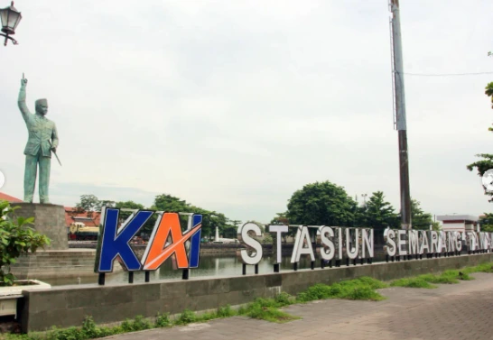 Lanskap ikon huruf Stasiun Semarang Tawang dan patung Ir. Soekarno yang menjadi gerbang masuk ribuan wisatawan ke berbagai tempat wisata Semarang pada momen libur Kenaikan Yesus Kristus 2026.
