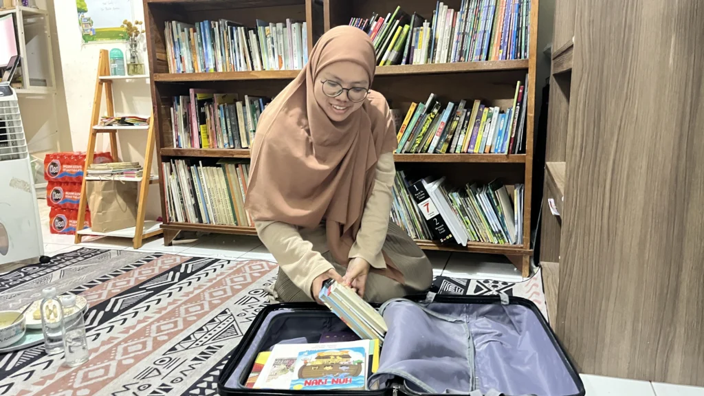 Yuli Kuswanti menata buku bacaan anak ke dalam Koper Pustaka Semarang wujud nyata pelibatan publik dalam pendidikan.
