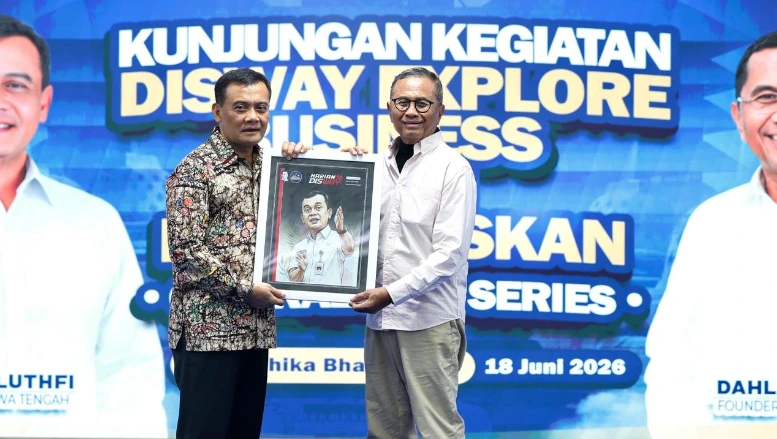Gubernur Jawa Tengah Ahmad Luthfi bersama Dahlan Iskan berfoto memegang pigura karikatur dalam acara kunjungan bisnis pengusaha nasional terkait investasi industri kendaraan listrik Kendal.