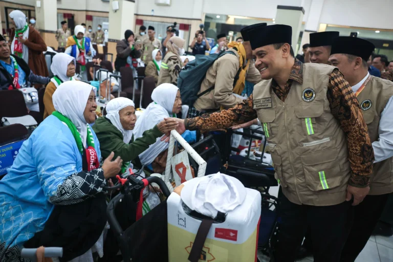 Gubernur Jawa Tengah Ahmad Luthfi tersenyum hangat menyalami jemaah haji Embarkasi Solo sepuh yang duduk di kursi roda saat tiba di Asrama Haji Donohudan.