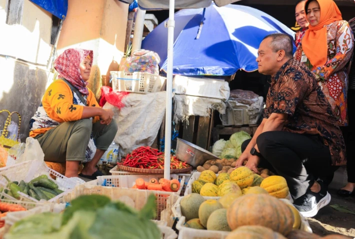 Gubernur Jawa Tengah Ahmad Luthfi berdialog secara humanis dengan pedagang sayur dan cabai di Pasar Projo Ambarawa untuk memantau langsung ketersediaan komoditas dan stabilitas harga sembako Jateng.