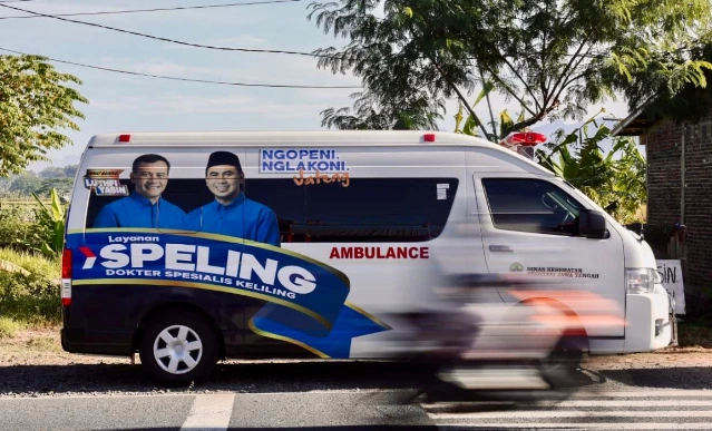 Ambulans layanan Dokter Spesialis Keliling atau Speling bergambar Ahmad Luthfi dan Taj Yasin bersiaga di pinggir jalan desa di Jawa Tengah untuk program cek kesehatan gratis.