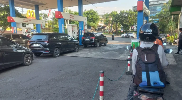 Antrean panjang kendaraan roda empat dan sepeda motor yang memadati jalur Pertalite di SPBU Semarang sebagai imbas langsung dari kebijakan kenaikan harga Pertamax 2026.