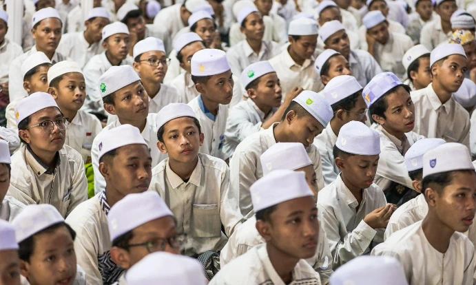 Ratusan santri berpeci dan berbaju putih tampak serius menyimak informasi. Tingginya antusiasme ini relevan dengan pencarian panduan cara daftar beasiswa santri Jateng 2026 yang kian ketat.