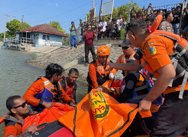 Tim SAR gabungan Jepara mengevakuasi jenazah Budi Santoso menggunakan perahu karet dan kantong jenazah oranye, korban tragedi pemancing tenggelam di Demak tepatnya di Bendung Karet Kalijajar.