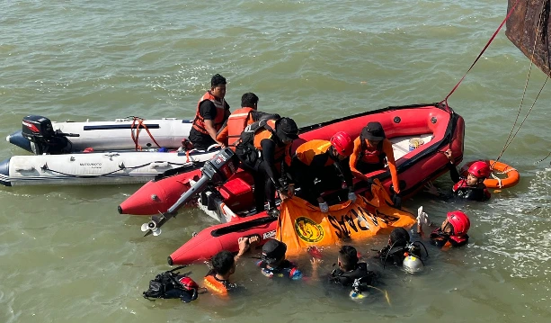 Tim SAR gabungan mengevakuasi jasad pemuda tenggelam di Pelabuhan Kaliwungu Kendal ke atas perahu karet merah menggunakan kantong jenazah oranye.
