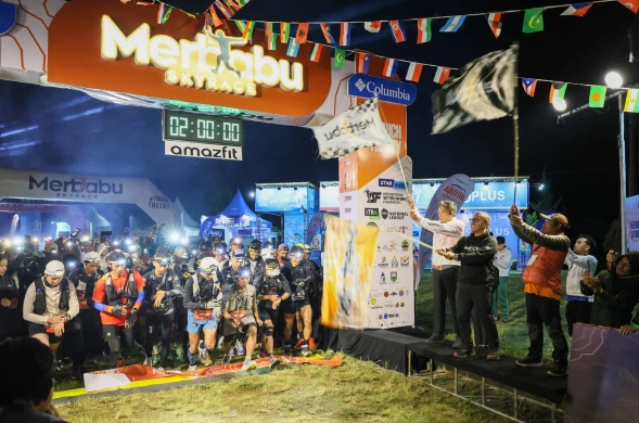 Ribuan pelari dengan headlamp bersiap menembus gelap di garis start pukul 02.00 dini hari untuk menaklukkan ekstremnya rute Merbabu Skyrace pada event lari 2026 di Dusun Thekelan, Batur Getasan.