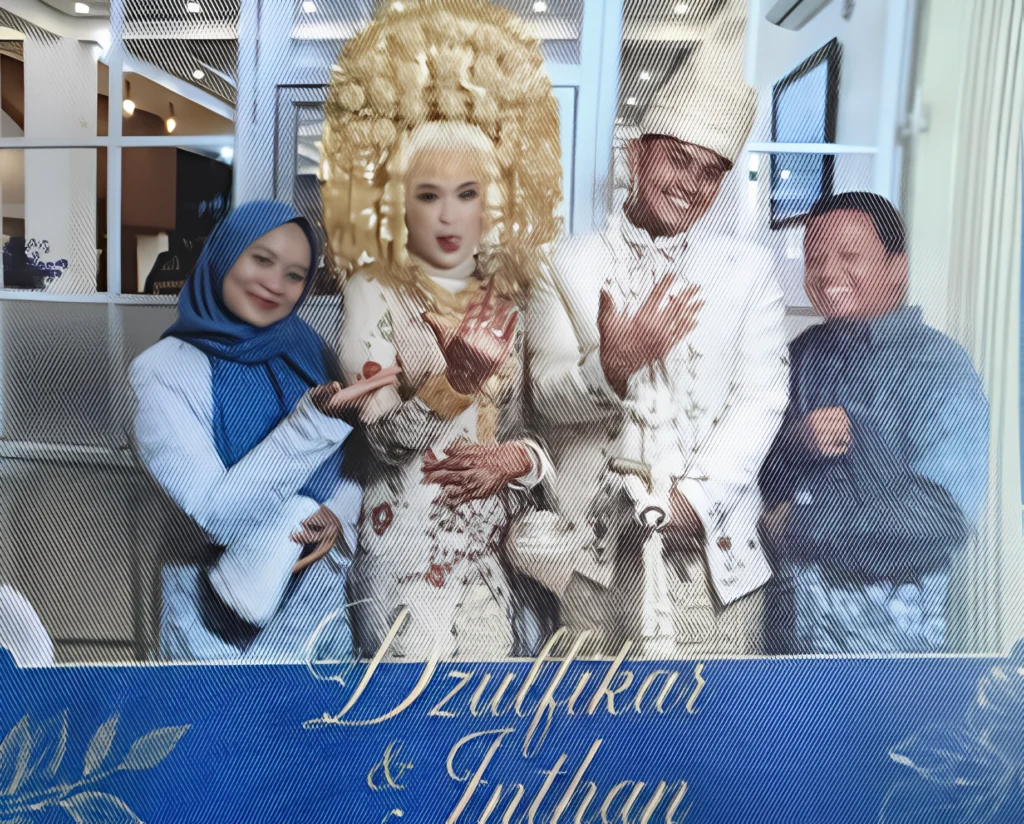 drg Neng Yunita dan dr Rudiana berpose santai dan kekinian bersama pengantin adat Minang Inthan dan Fikar di area photobooth resepsi pernikahan.