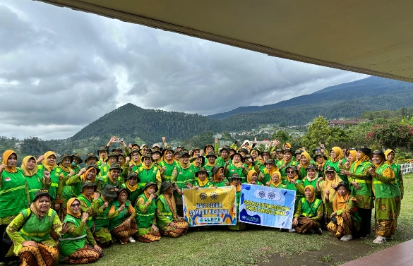 Kader perempuan 'Aisyiyah Jawa Tengah berfoto bersama di area terbuka dengan latar belakang pegunungan untuk gerakan cegah stunting Jateng.