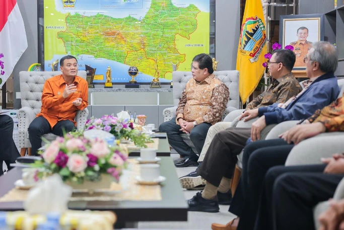 Gubernur Ahmad Luthfi berdiskusi dengan perwakilan Apindo membahas lonjakan investasi Jawa Tengah dan ketersediaan lowongan kerja.