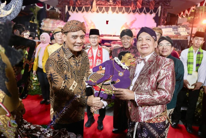 Gubernur Ahmad Luthfi tersenyum hangat saat memegang tokoh wayang kulit bersama tokoh masyarakat dalam pagelaran Harmoni Budaya Jawa Betawi di hadapan warga Jateng di Jakarta.