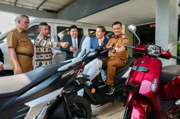 Gubernur Jawa Tengah Ahmad Luthfi menaiki unit motor listrik usai peresmian investasi pabrik EV Tiongkok yang memicu pembukaan 10 ribu lowongan kerja pabrik Kendal.