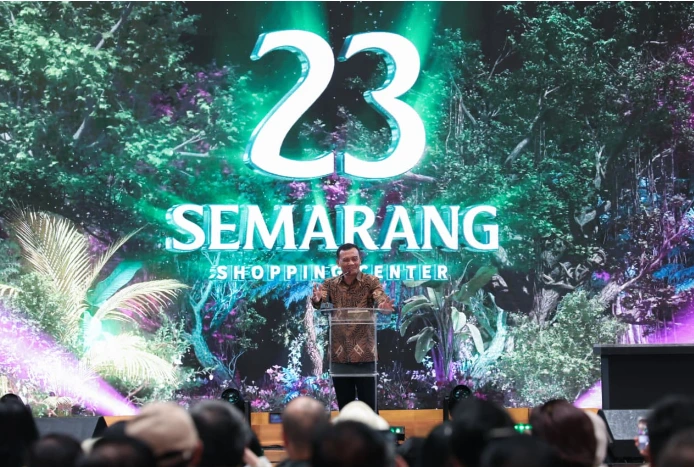 Gubernur Jawa Tengah Ahmad Luthfi memberikan pidato peresmian di atas panggung berlatar visual hutan hijau bertuliskan 23 Semarang Shopping Center, megaproyek yang membuka 3.000 lowongan kerja Semarang.
