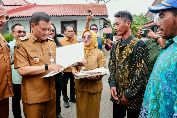 Gubernur Jawa Tengah Ahmad Luthfi menyerahkan dokumen izin nelayan gratis kepada perwakilan warga pesisir sebagai komitmen layanan birokrasi tanpa pungli.